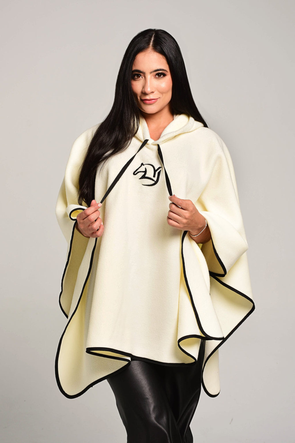 Ruana Capucha Modelo 1